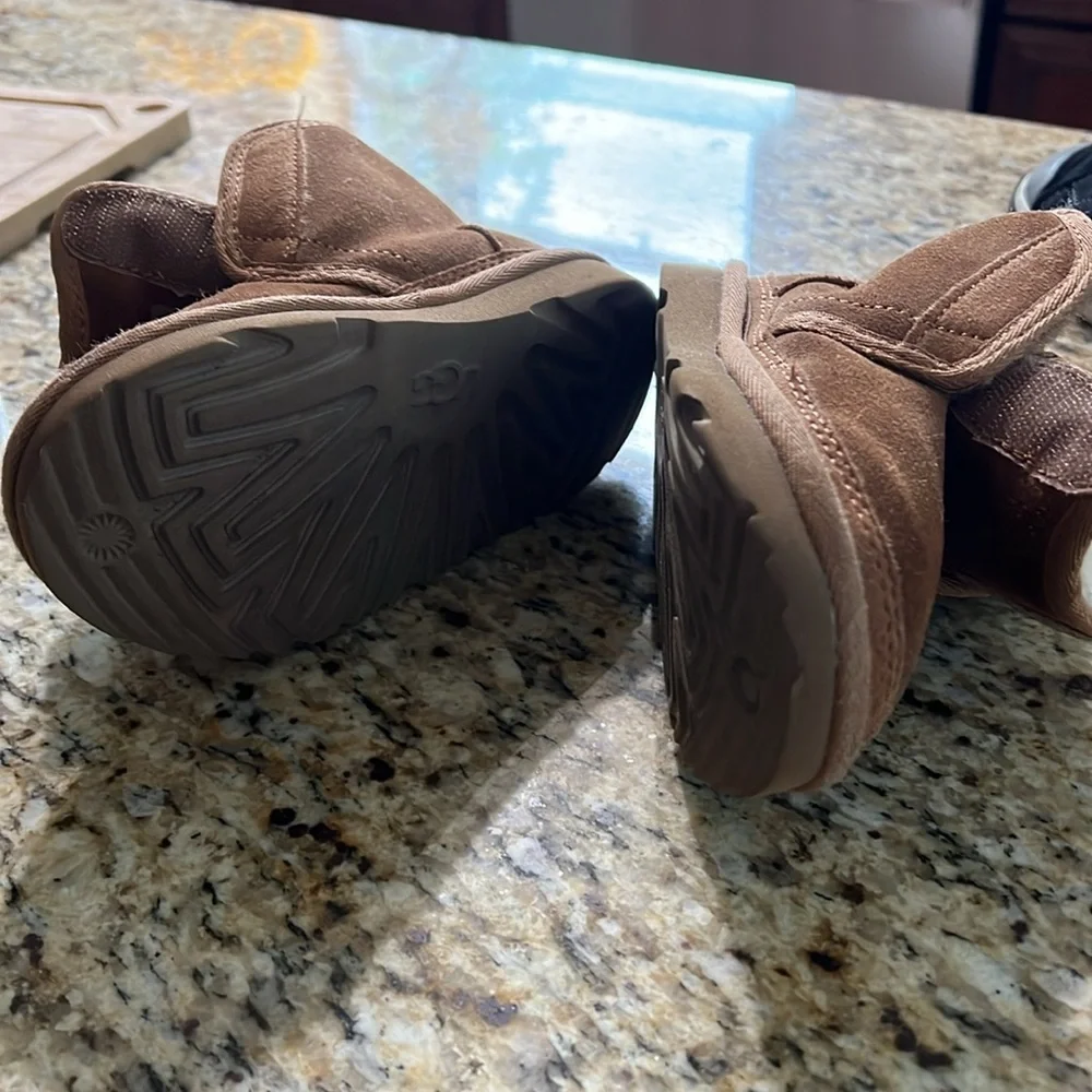 Great condition uni sex toddler uggs booties - Picture 5 of 6